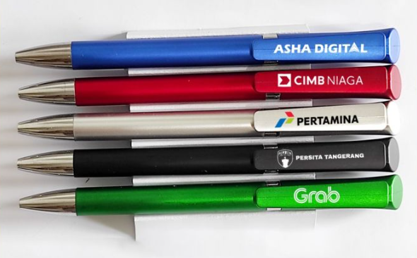 Mengapa Pulpen Custom Masih Jadi Pilihan Favorit untuk Souvenir Bisnis?